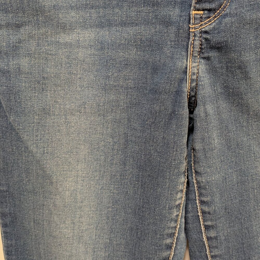 Levi's 314 Slimming Straight Jeans | Medium Wash | Size 29 - Picture 3 of 7